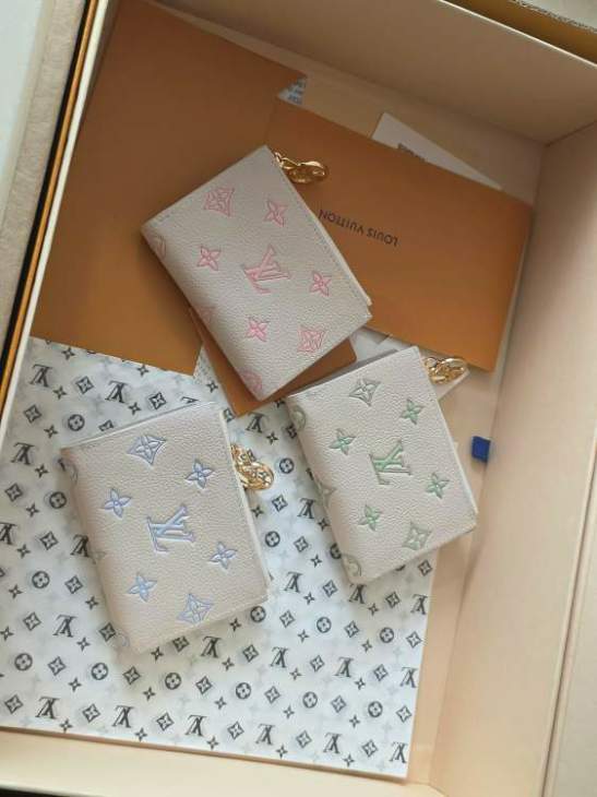 Picture of Louis Vuitton Wallets _SKUfw225969672fw